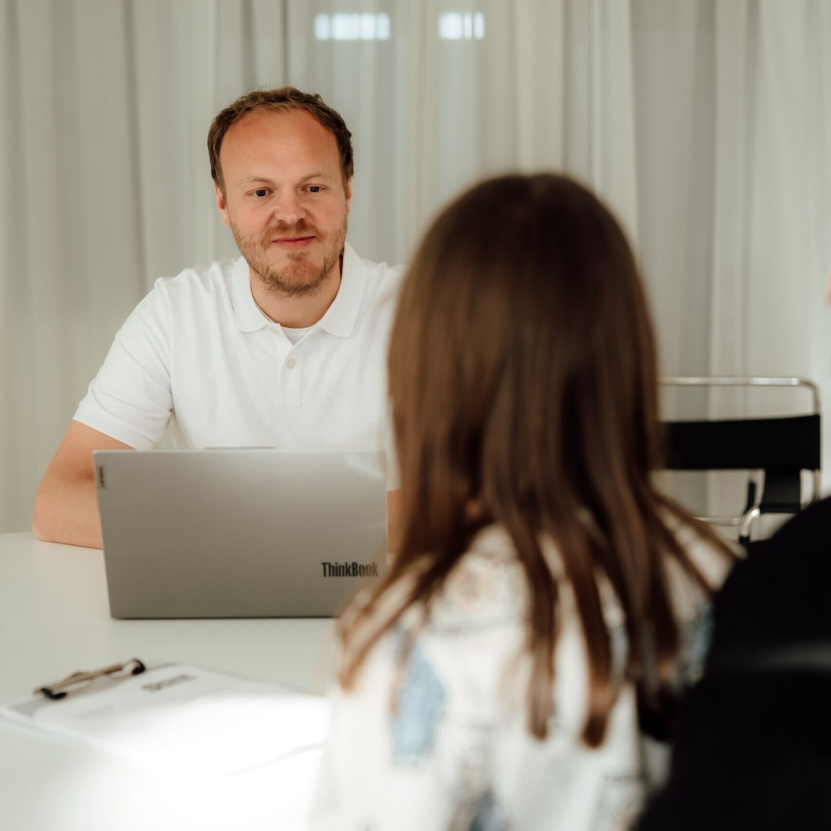 Dr_Lucas_Bisplinghoff_Gespräch_Patientin_Ruhr_Medizin