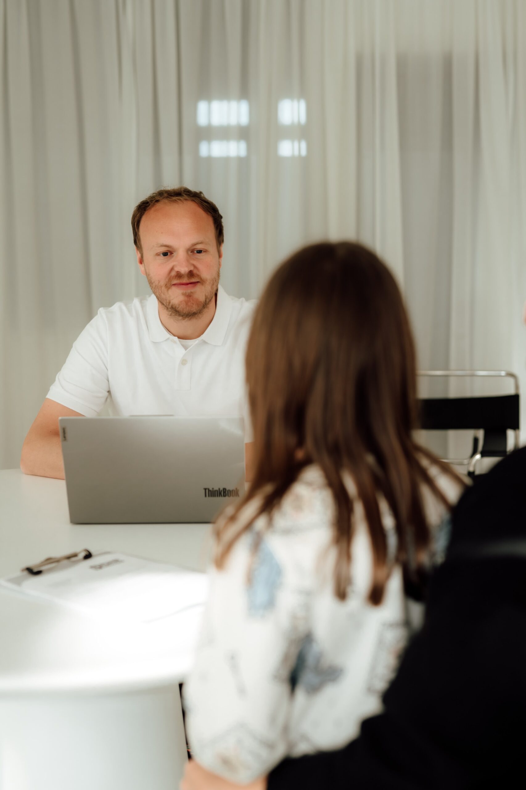 Dr_Lucas_Bisplinghoff_Gespräch_Patientin_Ruhr_Medizin